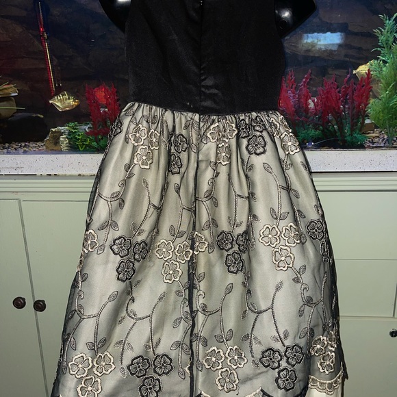 Girls perfectly dressed black Dress velvet top with lace bottom size 10 - Picture 3 of 5